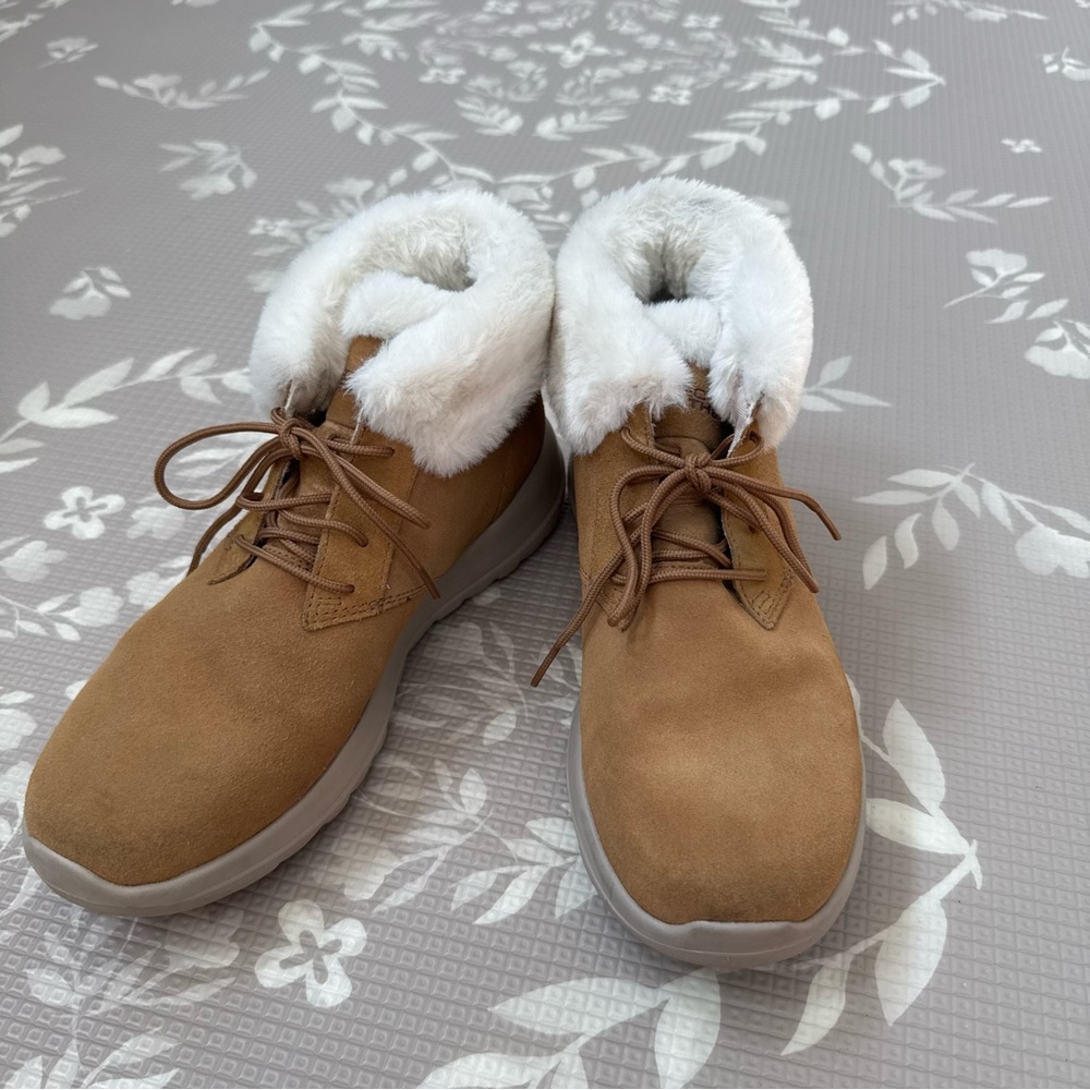 Skechers Cozy Tan Boots with Faux Fur Lining Size 10 EU 40 Unisex